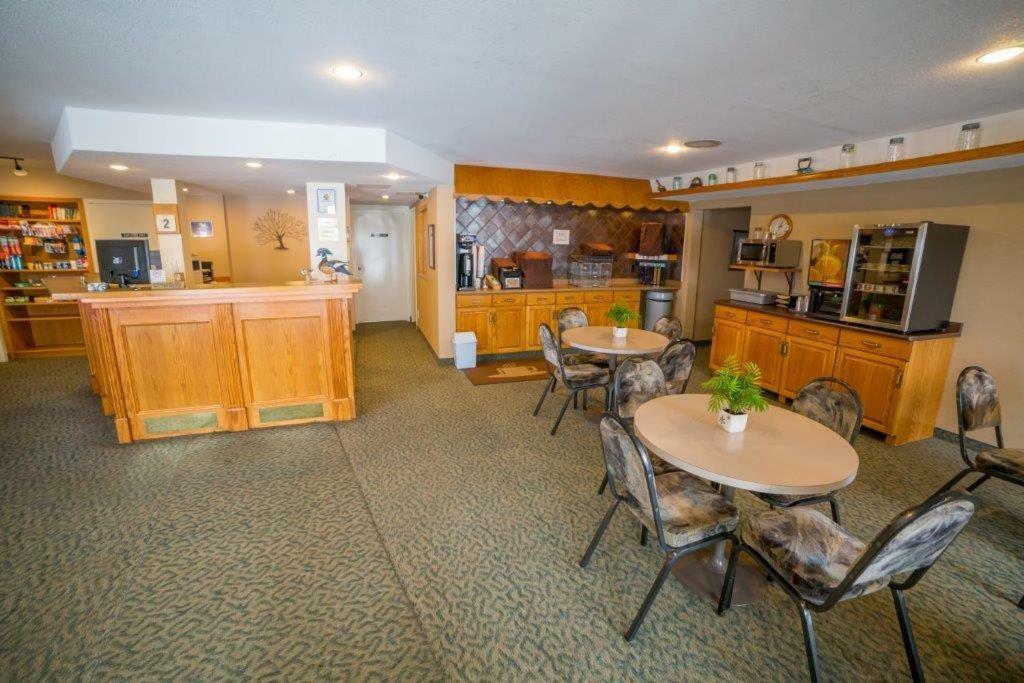 Woodland Inn Meadow Lake Экстерьер фото